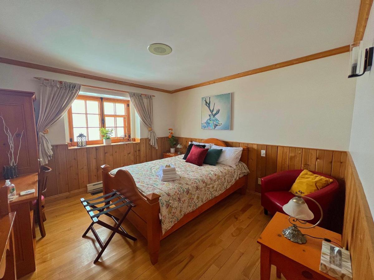 Auberge Au Poste De Traite Sainte-Famille Esterno foto