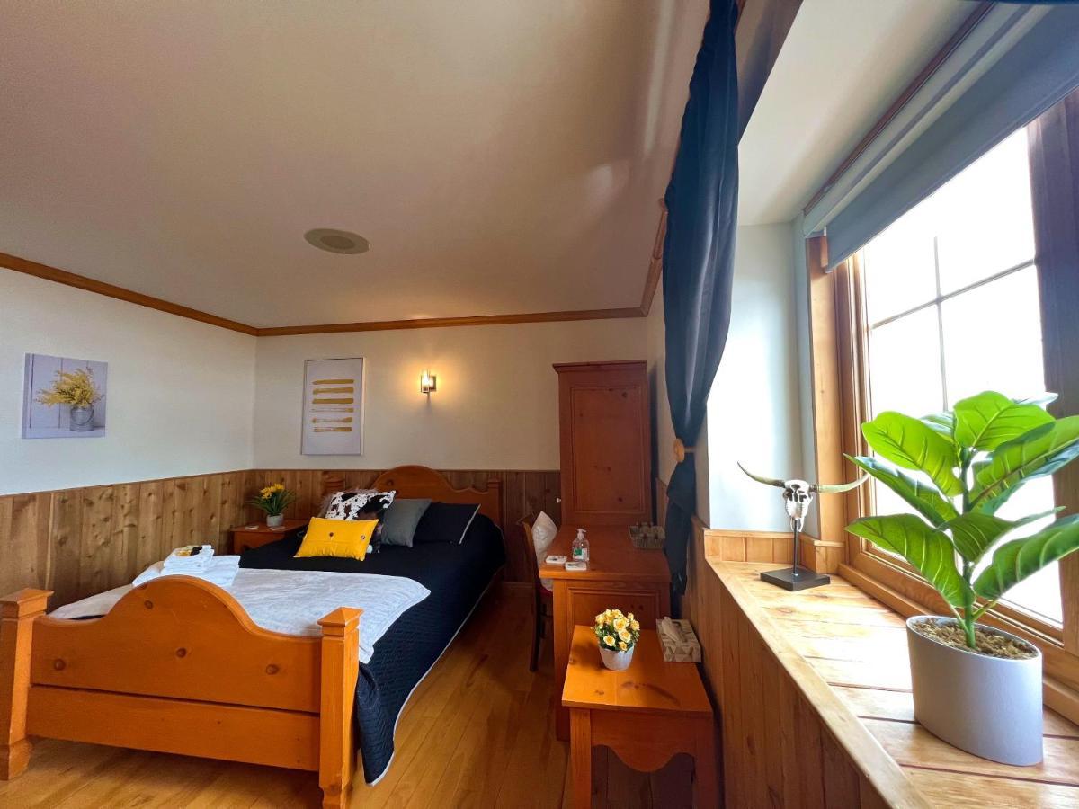 Auberge Au Poste De Traite Sainte-Famille Esterno foto